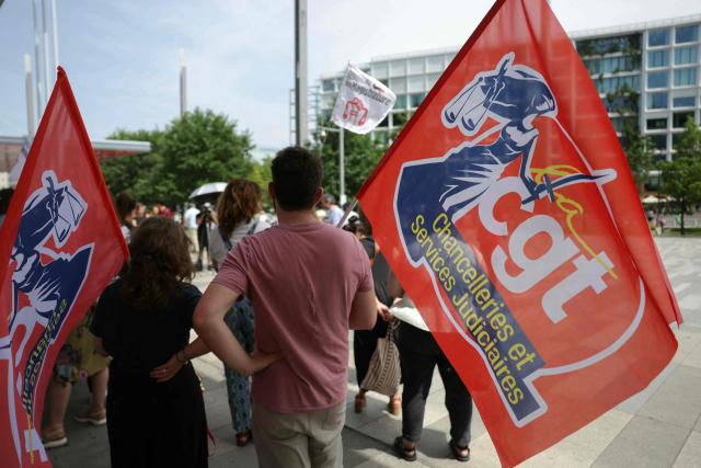 Magistrates gather outside the Paris Magistrates' Court, on June 23, 2026 to protest following the government's sanctions on a magistrate and two gendarmes from the Gers region following the findings of a report commissioned after the death of young Lyhanna. In the wake of the publication of the preliminary report by the inspection team set up following Lyhanna’s death, magistrates’ unions on June 23, 2026 expressed regret at the decision to apportion blame rather than address the structural difficulties faced by magistrates. (Photo by Thomas SAMSON / AFP)