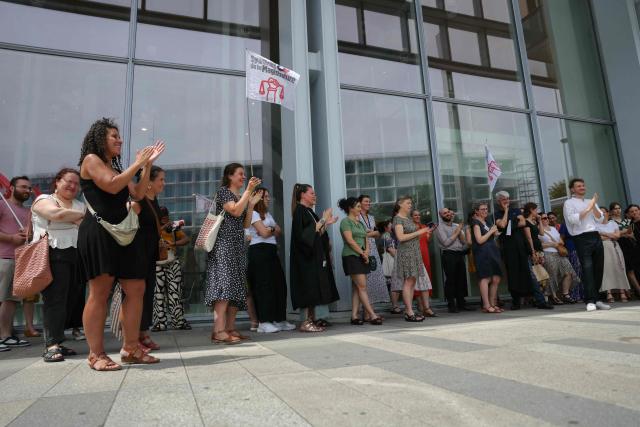 Magistrates gather outside the Paris Magistrates' Court, on June 23, 2026 to protest following the government's sanctions on a magistrate and two gendarmes from the Gers region following the findings of a report commissioned after the death of young Lyhanna. In the wake of the publication of the preliminary report by the inspection team set up following Lyhanna’s death, magistrates’ unions on June 23, 2026 expressed regret at the decision to apportion blame rather than address the structural difficulties faced by magistrates. (Photo by Thomas SAMSON / AFP)