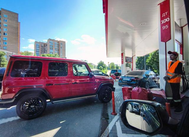 People refuel their cars at a petrol station in Moscow on June 23, 2026. (Photo by Alexander NEMENOV / AFP)