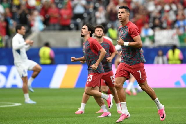 Portugal's forward #07 Cristiano Ronaldo (R) warms up prior to the 2026 World Cup Group K football match between Portugal and Uzbekistan at the Houston Stadium in Houston on June 23, 2026.  (Photo by RONALDO SCHEMIDT / AFP)