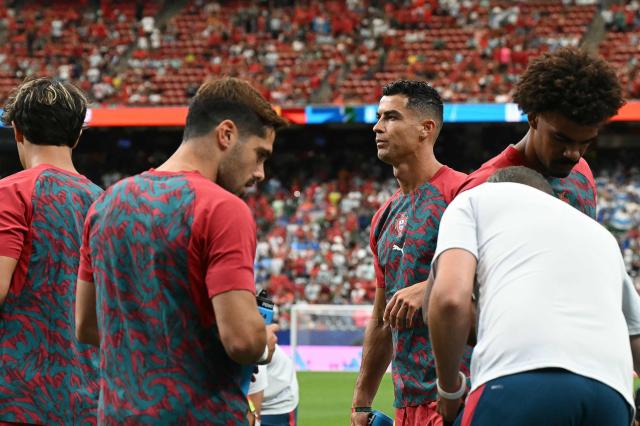 Portugal's forward #07 Cristiano Ronaldo (C) warms up prior to the  2026 World Cup Group K football match between Portugal and Uzbekistan at the Houston Stadium in Houston on June 23, 2026.  (Photo by RONALDO SCHEMIDT / AFP)