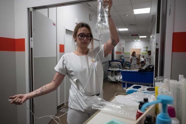 A nurse prepares a rehydration drip at Purpan Hospital as France experiences a heatwave, in Toulouse on June 23, 2026. France experienced its hottest day since measurements began on June 23, 2026 the national weather agency said. A deadly heatwave has battered France since last week, disrupting daily life and forcing the early closure of top Paris tourist hotspots. (Photo by Ed JONES / AFP)