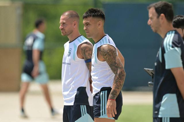 Argentina's midfielder #20 Alexis Mac Allister (L) and forward #22 Lautaro Martinez take part in a training session at the Sporting KC Training Centre in Kansas City on June 23, 2026, during the 2026 World Cup football tournament. (Photo by Juan MABROMATA / AFP)