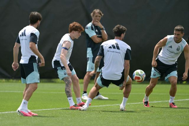 (From L) Argentina's midfielder #08 Valentin Barco (2nd L) and midfielder #11 Giovani Lo Celso (R) take part in a training session at the Sporting KC Training Centre in Kansas City on June 23, 2026, during the 2026 World Cup football tournament. (Photo by Juan MABROMATA / AFP)