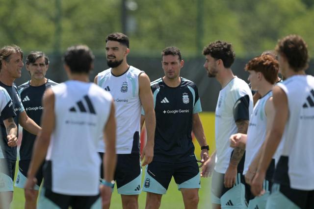 Argentina's head coach Lionel Scaloni (C) takes part in a training session at the Sporting KC Training Centre in Kansas City on June 23, 2026, during the 2026 World Cup football tournament. (Photo by Juan MABROMATA / AFP)