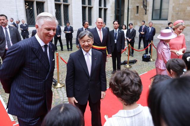 King Philippe - Filip of Belgium (L) and Japanese Emperor Naruhito (C) attend a visit to the City Hall in Brussels on June 23, 2026, during the official state visit of the Japanese Emperor and Empress to Belgium. The Emperor and Empress of Japan visit Belgium from June 20 to 25, 2026. (Photo by NICOLAS ECONOMOU / Belga / AFP) / Belgium OUT