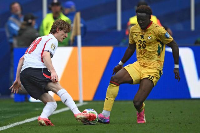 England's forward #18 Anthony Gordon (L) fights for the ball with Ghana's defender #26 Marvin Senaya  during the 2026 World Cup Group L football match between England and Ghana at the Boston Stadium in Foxborough on June 23, 2026.  (Photo by MAURO PIMENTEL / AFP)