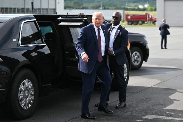 US President Donald Trump steps away from a vehicle as he makes his way to board Air Force One before departing from Reading Regional Airport (RDG) in Berks County, Pennsylvania on June 23, 2026. (Photo by Mandel NGAN / AFP)