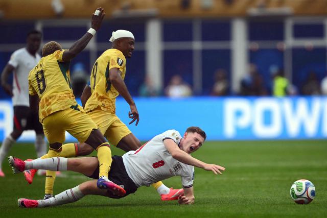 England's midfielder #08 Elliot Anderson (R) falls as he fights for the ball with Ghana's midfielder #08 Kwasi Sibo (L) and Ghana's forward #09 Jordan Ayew (C)  during the 2026 World Cup Group L football match between England and Ghana at the Boston Stadium in Foxborough on June 23, 2026.  (Photo by MAURO PIMENTEL / AFP)