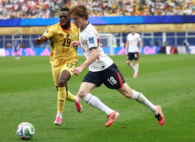 England's forward #18 Anthony Gordon (R) fights for the ball with Ghana's forward #19 Inaki Williams  during the 2026 World Cup Group L football match between England and Ghana at the Boston Stadium in Foxborough on June 23, 2026.  (Photo by FRANCK FIFE / AFP)