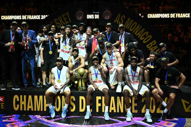 AS Monaco's players and coaching staff celebrate becoming the French Ligue Nationale de Basket (LNB Elite) Champions after their match 5 final game against Paris Basketball at the Adidas Arena in Paris on June 23, 2026. (Photo by JULIEN DE ROSA / AFP)