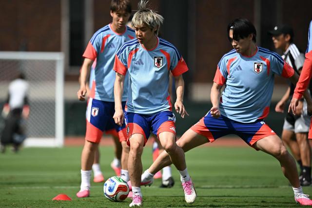 Japan's midfielder #14 Junya Ito (C) practices during a training session on the eve of the 2026 World Cup football tournament Group F football match between Japan and Sweden at Dallas Stadium training facility in Dallas on June 24, 2026. (Photo by Paul ELLIS / AFP)
