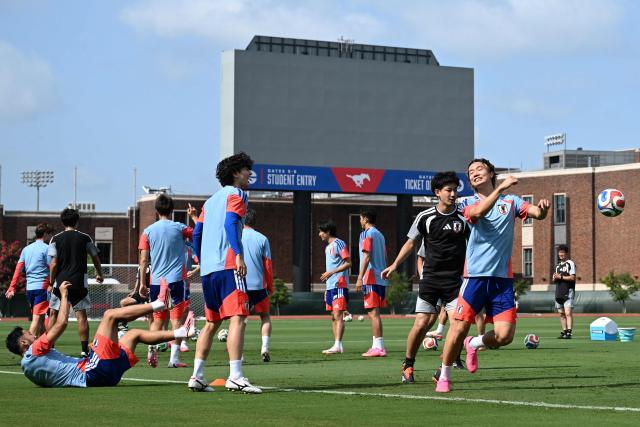 Japan players practice during a training session on the eve of the 2026 World Cup football tournament Group F football match between Japan and Sweden at Dallas Stadium training facility in Dallas on June 24, 2026. (Photo by Paul ELLIS / AFP)