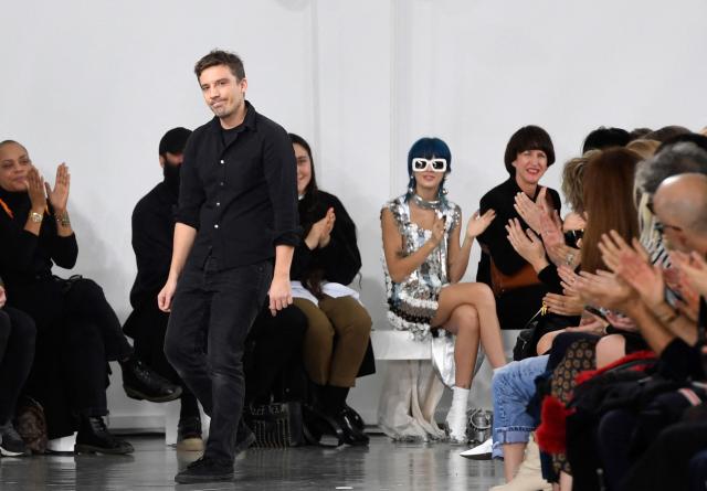 (FILES) Fashion designer Julien Dossena acknowledges the audience during the presentation of creations by Paco Rabanne during the women's Fall-Winter 2017-2018 ready-to-wear collection fashion show in Paris on March 2, 2017. Dossena is stepping down from the Spanish luxury fashion house Paco Rabanne, owned by Puig, after more than thirteen years as its artistic director, the brand announced on June 24, 2026. (Photo by ALAIN JOCARD / AFP)