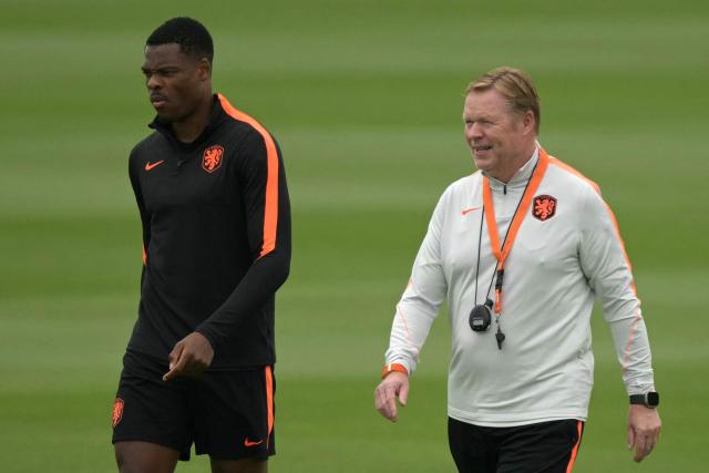 Netherlands' defender #22 Denzel Dumfries (L) and Netherlands' head coach Ronald Koeman take part in a training session on the eve of the 2026 World Cup football tournament Group F football match between Netherlands and Tunisia at KC Current Training Facility in Kansas City on June 24, 2026. (Photo by JUAN MABROMATA / AFP)