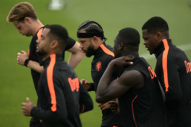 Netherlands' forward #10 Memphis Depay (C) and teammates take part in a training session on the eve of the 2026 World Cup football tournament Group F football match between Netherlands and Tunisia at KC Current Training Facility in Kansas City on June 24, 2026. (Photo by JUAN MABROMATA / AFP)