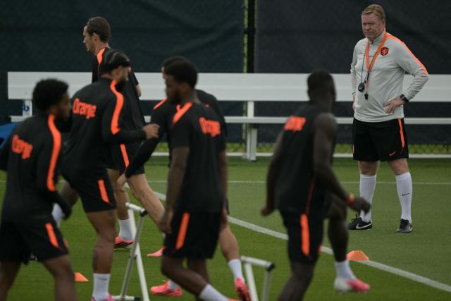 Netherlands' head coach Ronald Koeman (R) looks at his players warming up during a training session on the eve of the 2026 World Cup football tournament Group F football match between Netherlands and Tunisia at KC Current Training Facility in Kansas City on June 24, 2026. (Photo by JUAN MABROMATA / AFP)