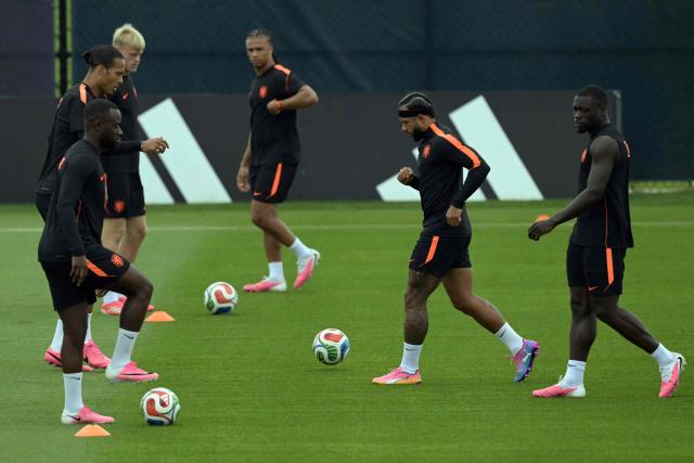 Netherlands' forward #10 Memphis Depay (2ndR) takes part in a training session on the eve of the 2026 World Cup football tournament Group F football match between Netherlands and Tunisia at KC Current Training Facility in Kansas City on June 24, 2026. (Photo by JUAN MABROMATA / AFP)