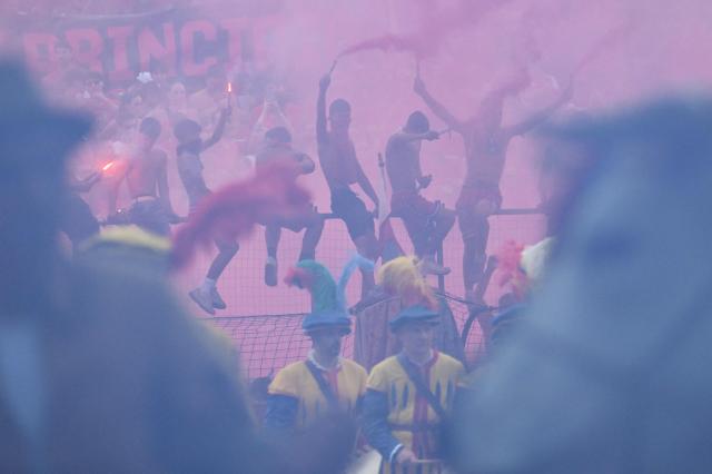 Supporters cheer before the final match of the Calcio Storico Fiorentino, a traditional 16th century renaissance ball game, between the Azzurri of Santa Croce and the Rossi of Santa Maria Novella, at Piazza Santa Croce in Florence on June 24, 2026. (Photo by Alberto PIZZOLI / AFP)