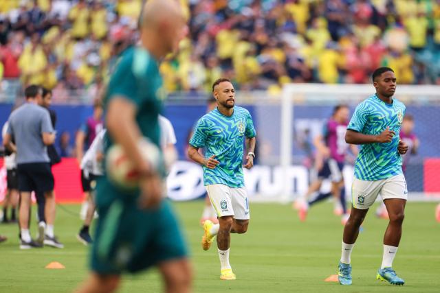 Brazil's forward #10 Neymar warms up ahead of the 2026 World Cup Group C football match between Scotland and Brazil at the Miami Stadium in Miami Gardens on June 24, 2026.  (Photo by PATRICIA DE MELO MOREIRA / AFP)