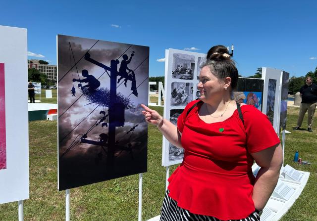 Kylie Nidever, 36, whose neighborhood was seriously damaged by Central Texas floods last year, points to artwork depicting this tragedy part of the “Summers Stolen” exhibit, organized by the Extreme Weather Survivors organization in Washington, DC, on June 24, 2026. “But what is our government doing?” In Washington, dozens of survivors of floods, heatwaves, wildfires and extreme hurricanes from all over the country are, as the 250th anniversary of the United States approaches, denouncing the lack of preparedness of the world’s leading power for an increasingly present climate threat. Coming from about twenty states, including Hawaii, Louisiana and Vermont, these some 70 Americans brought together by the association “Extreme Weather Survivors” stand out for their heterogeneity. (Photo by Charlotte CAUSIT / AFP)