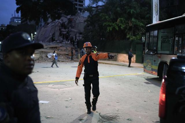 A rescue worker gives directions at the site of a collapsed building following an earthquake in Caracas on June 24, 2026. A magnitude 7.1 earthquake struck Venezuela on Wednesday, the United States Geological Survey (USGS) reported, triggering panic in Caracas, according to AFP journalists. The tremor, which was followed by several aftershocks, was also felt in Colombia. (Photo by Manaure QUINTERO / AFP)