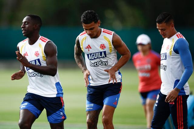 Colombia's defender #22 Deiver Machado (L) and midfielder #06 Richard Rios (C) take part in a training session at Academia Atlas FC in Guadalajara, on June 24, 2026, during the 2026 World Cup football tournament. (Photo by Ulises RUIZ / AFP)