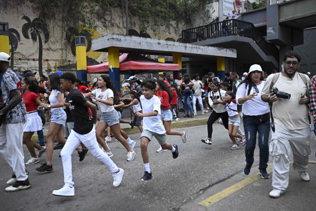 People run into a street following an earthquake in Caracas on June 24, 2026. A magnitude 7.1 earthquake struck Venezuela on Wednesday, the United States Geological Survey (USGS) reported, triggering panic in Caracas, according to AFP journalists. The tremor, which was followed by several aftershocks, was also felt in Colombia. (Photo by Federico PARRA / AFP)
