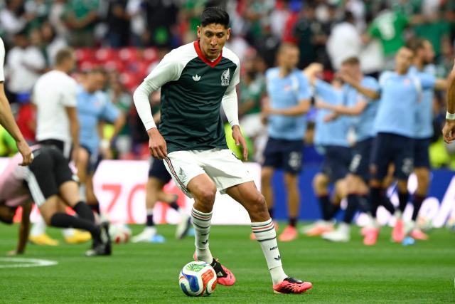 Mexico's midfielder #04 Edson Alvarez warms up ahead of the 2026 World Cup Group A football match between the Czech Republic and Mexico at the Mexico City Stadium in Mexico City on June 24, 2026.  (Photo by Alfredo ESTRELLA / AFP)