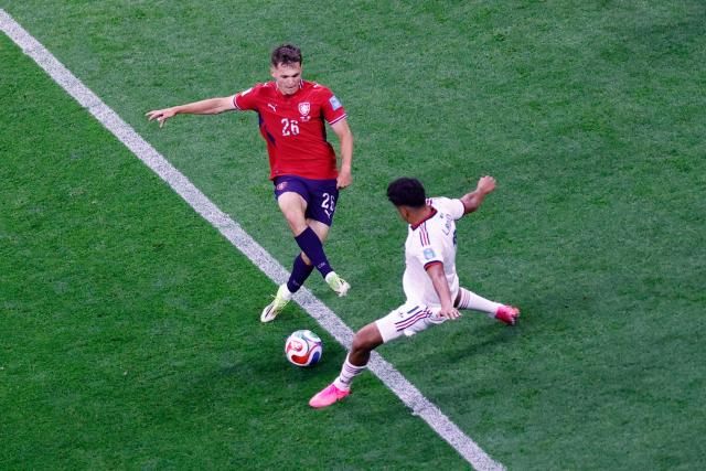 Czech Republic's midfielder #26 Denis Visinsky and Mexico's midfielder #07 Luis Romo fight for the ball during the 2026 World Cup Group A football match between the Czech Republic and Mexico at the Mexico City Stadium in Mexico City on June 24, 2026.  (Photo by Rodrigo Oropeza / AFP)