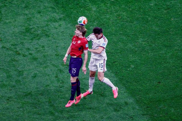 Czech Republic's midfielder #15 Pavel Sulc (L) and Mexico's defender #15 Israel Reyes (R) fight for the ball during the 2026 World Cup Group A football match between the Czech Republic and Mexico at the Mexico City Stadium in Mexico City on June 24, 2026.  (Photo by Rodrigo Oropeza / AFP)