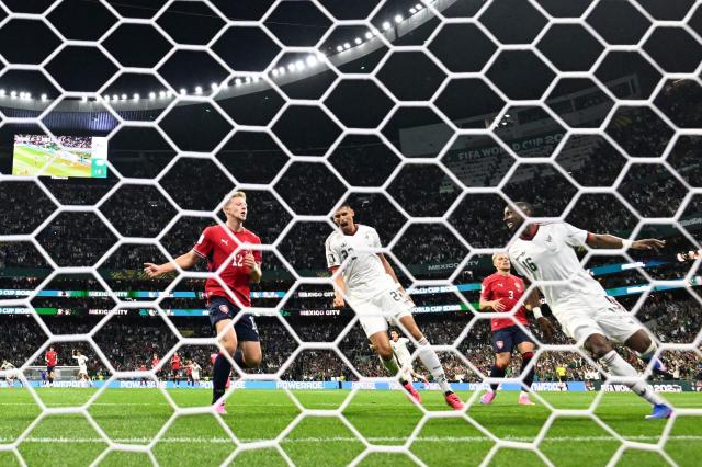 Mexico's forward #16 Julian Quinones (R) celebrates scoring his team's second goal during the 2026 World Cup Group A football match between the Czech Republic and Mexico at the Mexico City Stadium in Mexico City on June 24, 2026.  (Photo by Alfredo ESTRELLA / AFP)