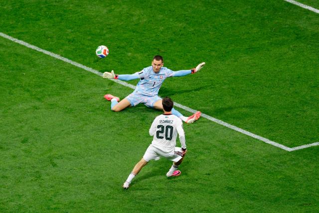 Mexico's defender #20 Mateo Chavez scores his team's first goal past Czech Republic's goalkeeper #01 Matej Kovar during the 2026 World Cup Group A football match between the Czech Republic and Mexico at the Mexico City Stadium in Mexico City on June 24, 2026.  (Photo by Rodrigo Oropeza / AFP)
