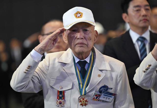 A South Korean war veteran salutes during a ceremony marking the 76th anniversary of the outbreak of the Korean War in Suwon on June 25, 2026. (Photo by Jung Yeon-je / AFP)