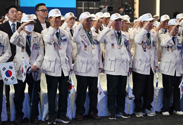 South Korean war veterans salute during a ceremony marking the 76th anniversary of the outbreak of the Korean War in Suwon on June 25, 2026. (Photo by Jung Yeon-je / AFP)
