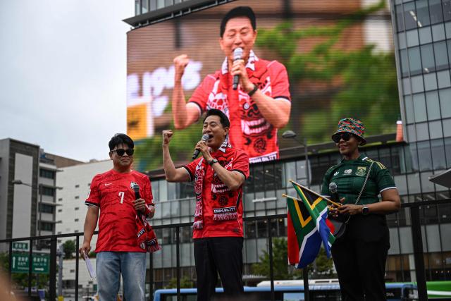 Seoul Mayor Oh Se-hoon (C) delivers a speech ahead of the 2026 World Cup football match between South Korea and South Africa at Gwanghwamun Square in Seoul on June 25, 2026. (Photo by Jade GAO / AFP)