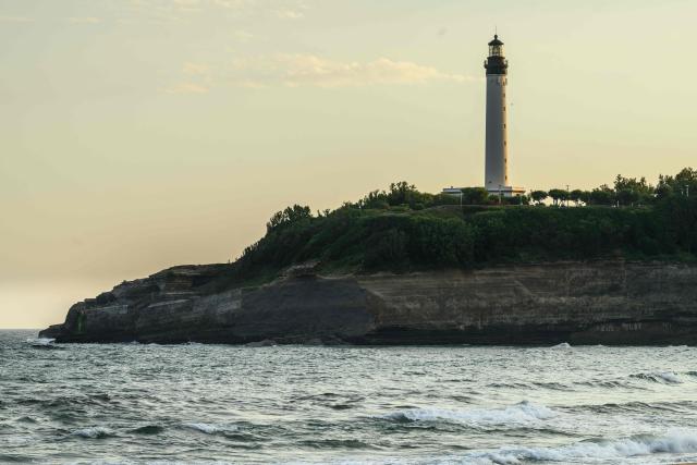 This photograph shows the cliff facing Miramar beach, below the Biarritz lighthouse, on the morning after a cliff collapse, in Biarritz, south-western France, on June 25, 2026. A section of cliff approximately 2,000 square metres in size fell into the sea on the evening of June 24. The body of one victim was found, authorities said shortly before 11 pm, while another person was still missing. (Photo by Philippe LOPEZ / AFP)