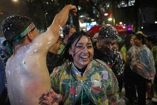 Mexican football fans celebrate their victory at the Angel de la Independencia in Mexico City on June 24, 2026, after the 2026 FIFA World Cup football match between Mexico and Czechia. (Photo by Claudia Rosel / AFP)