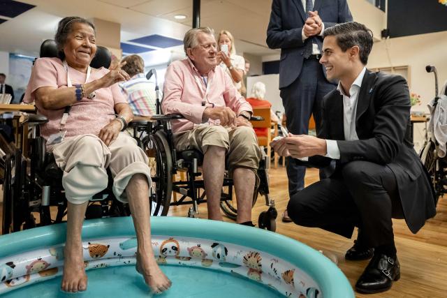 Netherlands' Prime Minister Rob Jetten hands out ice creams at a residential care center, in The Hague, on June 25, 2026 during a heatwave. (Photo by Remko de Waal / ANP / AFP) / Netherlands OUT