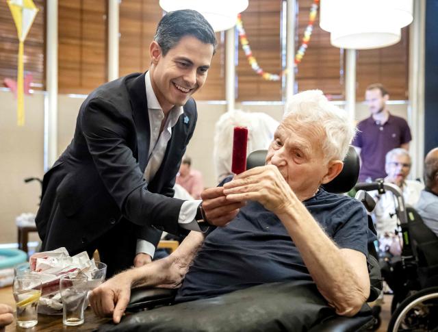 Netherlands' Prime Minister Rob Jetten hands out ice creams at a residential care center, in The Hague, on June 25, 2026 during a heatwave. (Photo by Remko de Waal / ANP / AFP) / Netherlands OUT