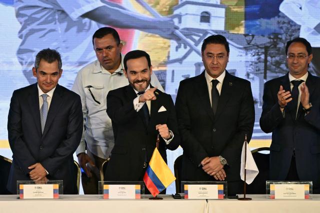 Colombia's President-elect Abelardo de la Espriella (C), accompanied by National Electoral Council (CNE) magistrate Alfonso Campo (L), CNE President Cristian Quiroz (2-R) and Vice-President-elect Jose Manuel Restrepo (R), gestures before receiving his official credential at the National Registry of Civil Status headquarters in Bogota on June 25, 2026.  (Photo by Luis ACOSTA / AFP)