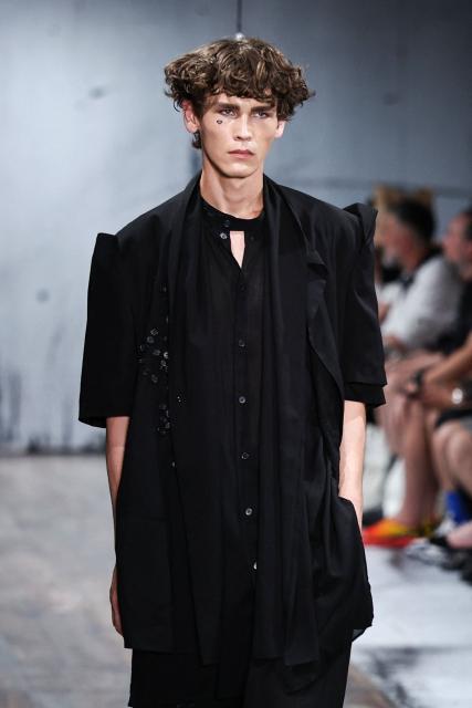 A model presents a creation by Yohji Yamamoto for the Menswear Spring/Summer 2027 collection fashion show as part of the Paris Fashion Week, in Paris, on June 25, 2026. (Photo by SIMON WOHLFAHRT / AFP)