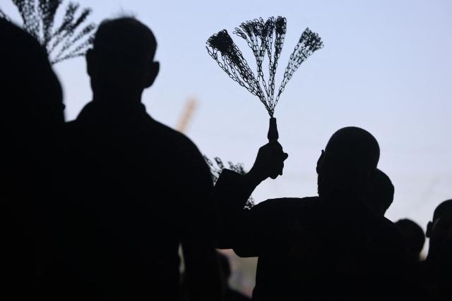 Shia Muslim devotees attend a mourning ritual in Iraq's holy city of Karbala on June 25, 2026, at the peak of Ashura, a 10-day period commemorating the seventh century killing of Prophet Mohammed's grandson Imam Hussein. (Photo by AHMAD AL-RUBAYE / AFP)