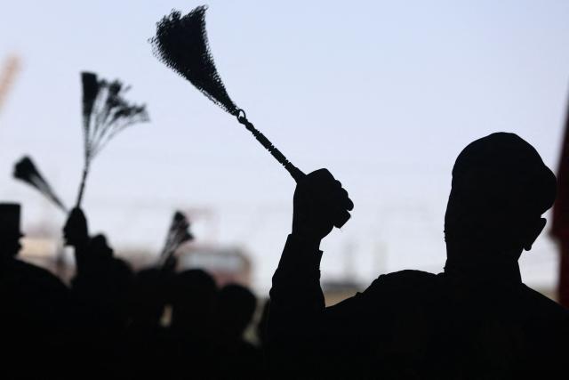Shia Muslim devotees attend a mourning ritual in Iraq's holy city of Karbala on June 25, 2026, at the peak of Ashura, a 10-day period commemorating the seventh century killing of Prophet Mohammed's grandson Imam Hussein. (Photo by AHMAD AL-RUBAYE / AFP)