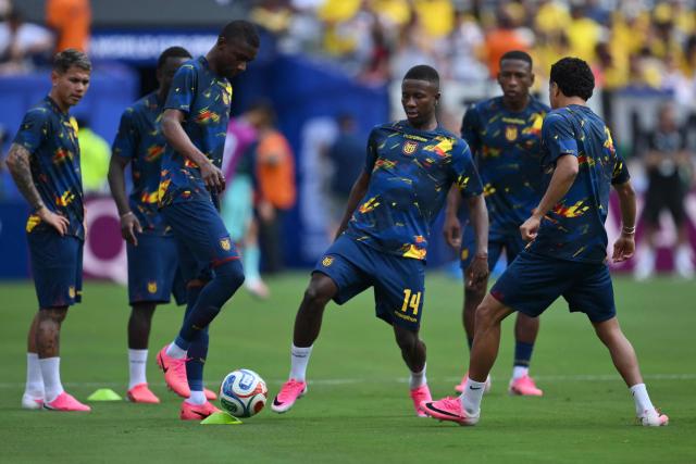 Ecuador's midfielder #14 Alan Minda takes part in the warm-up with his teammates ahead of the 2026 World Cup Group E football match between Ecuador and Germany at the New York/New Jersey Stadium in East Rutherford on June 25, 2026. (Photo by ANGELA WEISS / AFP)