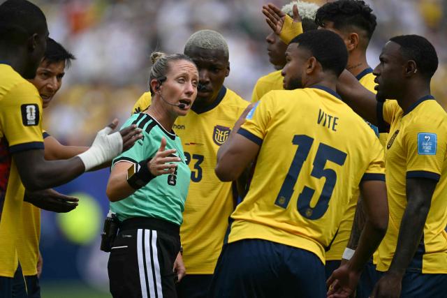 Ecuador's players argue with US referee Tori Penso the 2026 World Cup Group E football match between Ecuador and Germany at the New York/New Jersey Stadium in East Rutherford on June 25, 2026. (Photo by MAURO PIMENTEL / AFP)