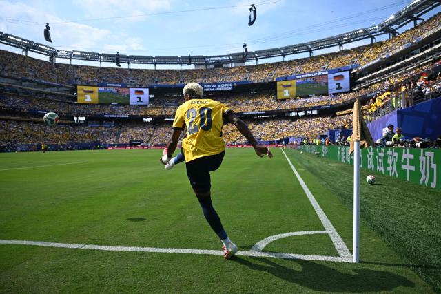 Ecuador's forward #20 Nilson Angulo takes a corner kick during the 2026 World Cup Group E football match between Ecuador and Germany at the New York/New Jersey Stadium in East Rutherford on June 25, 2026. (Photo by Jewel SAMAD / AFP)