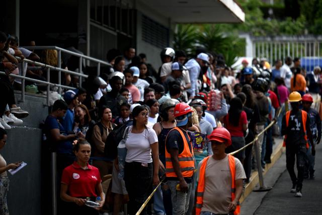 People gather outside the Domingo Luciani hospital searching for relatives following twin earthquakes in Caracas, Venezuela on June 25, 2026. The death toll from two powerful earthquakes in Venezuela has risen to at least 188, with more than 1,520 others injured, top lawmaker Jorge Rodriguez said on June 25. Twin quakes, which the US Geological Survey measured at magnitudes 7.2 and 7.5, hit northern Venezuela within a minute of each other on Wednesday night, sending buildings collapsing and trapping many in the rubble. (Photo by Juan BARRETO / AFP)