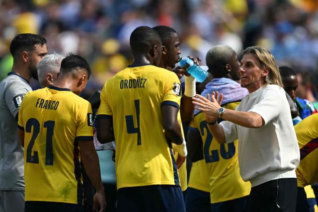 Ecuador's Argentine head coach Sebastian Beccacece gives instructions to Ecuador's defender #04 Joel Ordonez during the 2026 World Cup Group E football match between Ecuador and Germany at the New York/New Jersey Stadium in East Rutherford on June 25, 2026. (Photo by MAURO PIMENTEL / AFP)