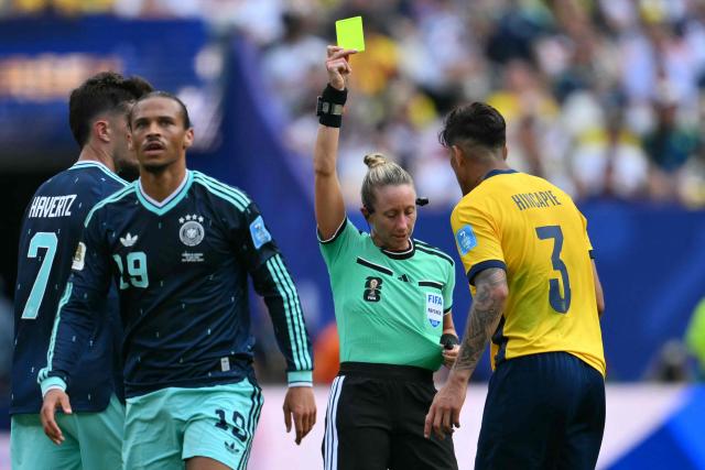 US referee Tori Penso shows a yellow card to Ecuador's defender #03 Piero Hincapie during the 2026 World Cup Group E football match between Ecuador and Germany at the New York/New Jersey Stadium in East Rutherford on June 25, 2026. (Photo by ANGELA WEISS / AFP)